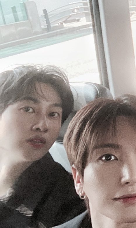 au where dh's that handsome guy who goes on a holiday trip with a bunch of friends, and hj is teuk's brother who dragged along bc it wld help lower the trip costs. hj's younger by a couple of years and hes kinda all innocent, and dh finds him cute so he flirts with him