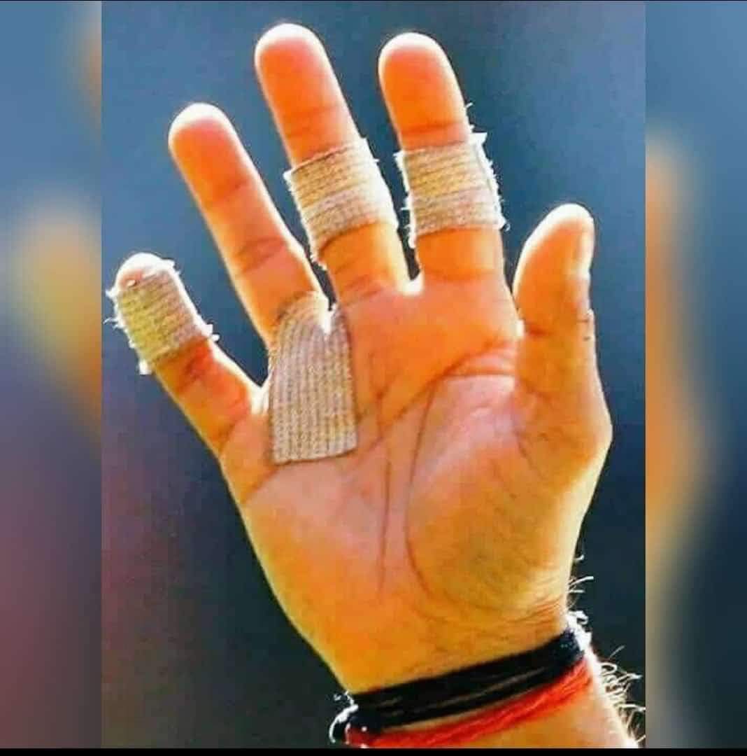 vasudev99999's tweet photo. • These Wounded Fingers Made Our Nation Proud Many Times❤️ ! @sachin_rt

#HappyBirthdaySachin 💙 https://t.co/ZEkIqNC843