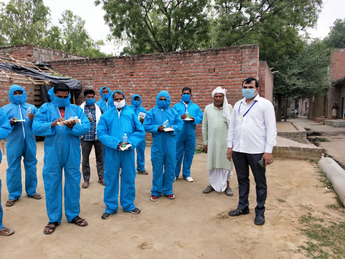 जनपद हरदोई के सफाई कर्मियों को मास्क अप्रेंन sanatizer  व् अन्य सुरक्षा उपकरण ग्राम प्रधानो द्वारा दिए गये