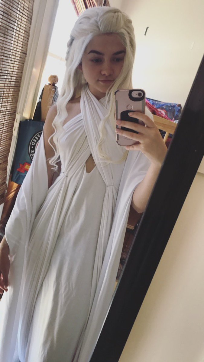 Very few photos of this, but Daenerys: patterned and assembled by me. Draping this properly without *exposing* was a nightmare