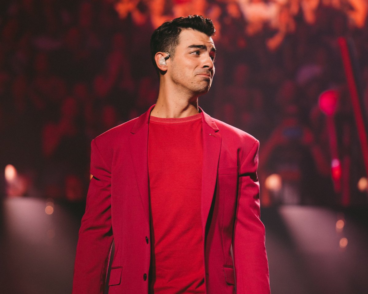 thinking about how much this tour must have meant to them. from thinking no one would care to having one of the best comebacks of all time. they really brought back happiness.