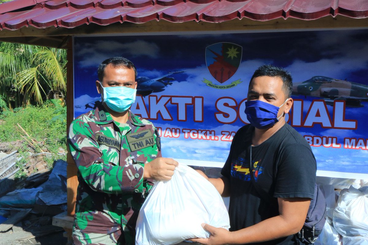 LanudZ's tweet photo. Peduli Dampak Virus Covid-19 Bakti Sosial Lanud Zam Bagikan Sembako
 Komandan Lanud Zam Kolonel Pnb. Andri Gandhy https://t.co/kKoiM3Ammn. beserta para Kepala Dinas dan Anggota Lanud Zam peduli dampak Covid-19 melaksanakan Bakti Sosial membagikan sembako kepada masyarakat https://t.co/4CICy8oX2f