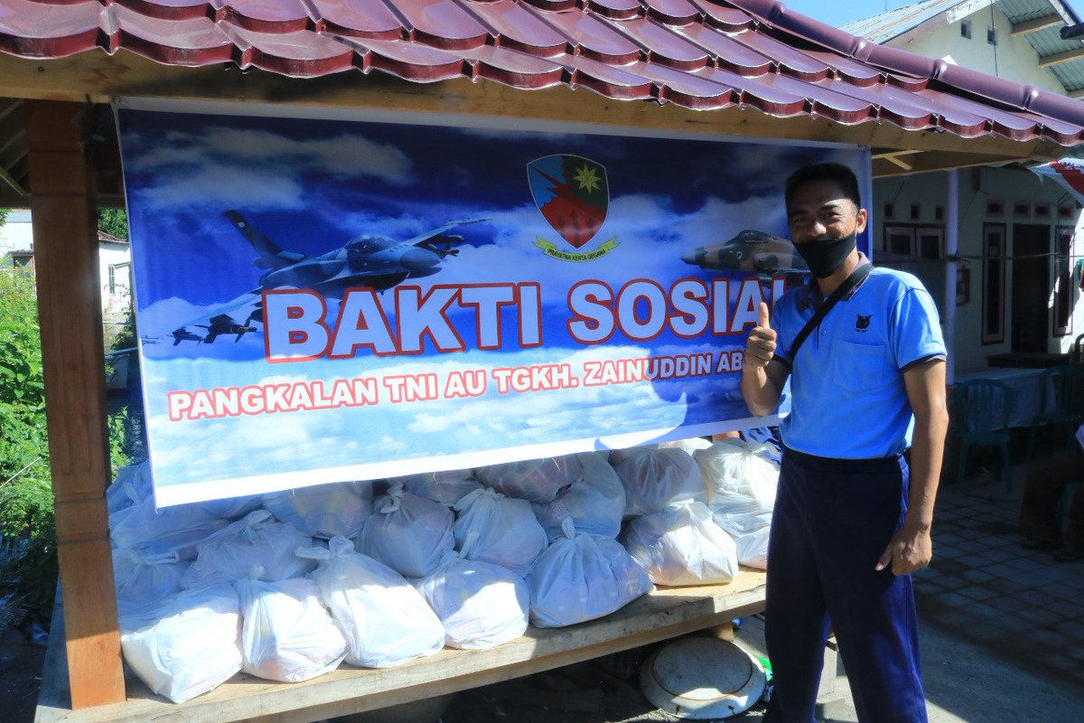 LanudZ's tweet photo. Peduli Dampak Virus Covid-19 Bakti Sosial Lanud Zam Bagikan Sembako
 Komandan Lanud Zam Kolonel Pnb. Andri Gandhy https://t.co/kKoiM3Ammn. beserta para Kepala Dinas dan Anggota Lanud Zam peduli dampak Covid-19 melaksanakan Bakti Sosial membagikan sembako kepada masyarakat https://t.co/4CICy8oX2f