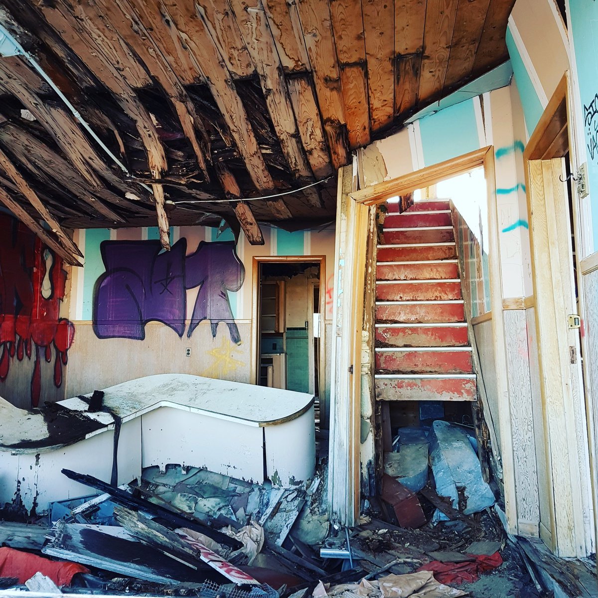 LeadWench's tweet photo. Amazing wreckage.  #bearsoutofhibernation #beautiful https://t.co/YCUnY6j5o7