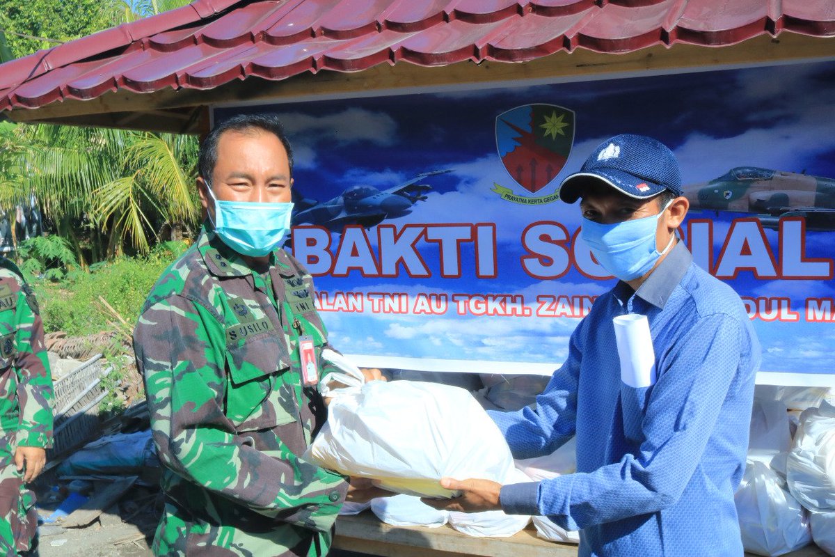 LanudZ's tweet photo. Peduli Dampak Virus Covid-19 Bakti Sosial Lanud Zam Bagikan Sembako
 Komandan Lanud Zam Kolonel Pnb. Andri Gandhy https://t.co/kKoiM3Ammn. beserta para Kepala Dinas dan Anggota Lanud Zam peduli dampak Covid-19 melaksanakan Bakti Sosial membagikan sembako kepada masyarakat https://t.co/4CICy8oX2f
