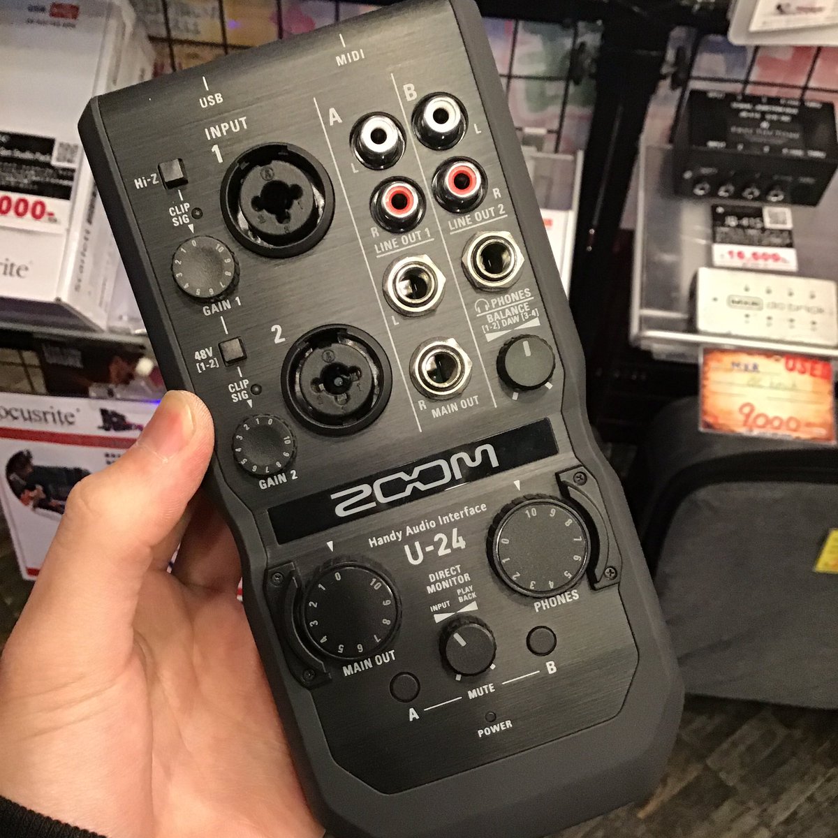 Espカスタムショップ Esp大阪 Zoom U 24 シンプルながら必要な機能を網羅しているポータブルオーディオインターフェース Usbバスパワー駆動なので場所を選ばず使えます 電池でも駆動するので簡易 ミキサーとしても使えますね 持ち運びが出来るって