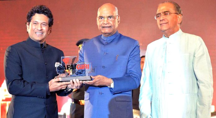 Sachin Tendulkar was awarded the "Most Effective Swachh Bharat ambassador"by the President of India #HappyBirthdaySachin  @sachin_rt