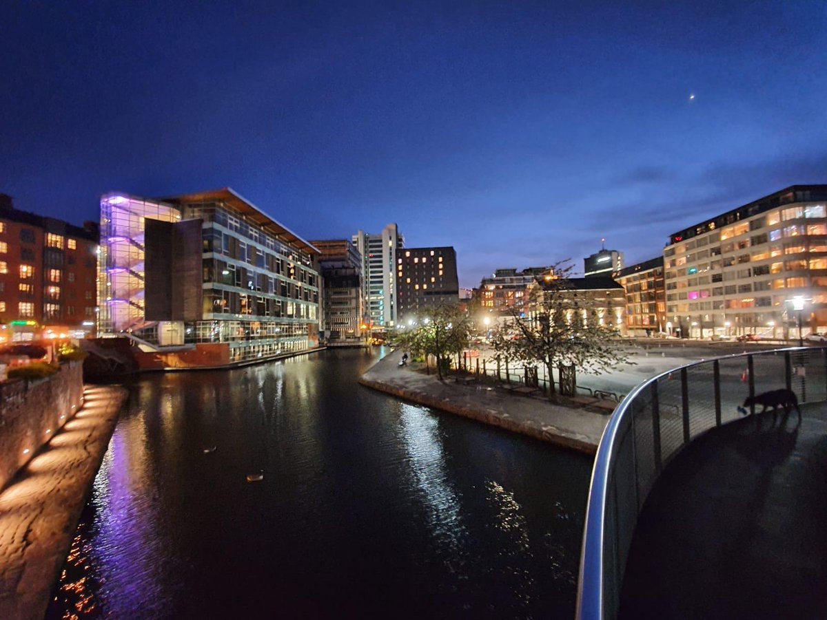 Stunning shot and a fantastic show of appreciation for the key workers from all at Manchester Piccadilly Premier Inn, well done all. ⁦<a href="/premierinn/">Premier Inn</a>⁩ ⁦<a href="/SDEBDD/">simon ewins</a>⁩