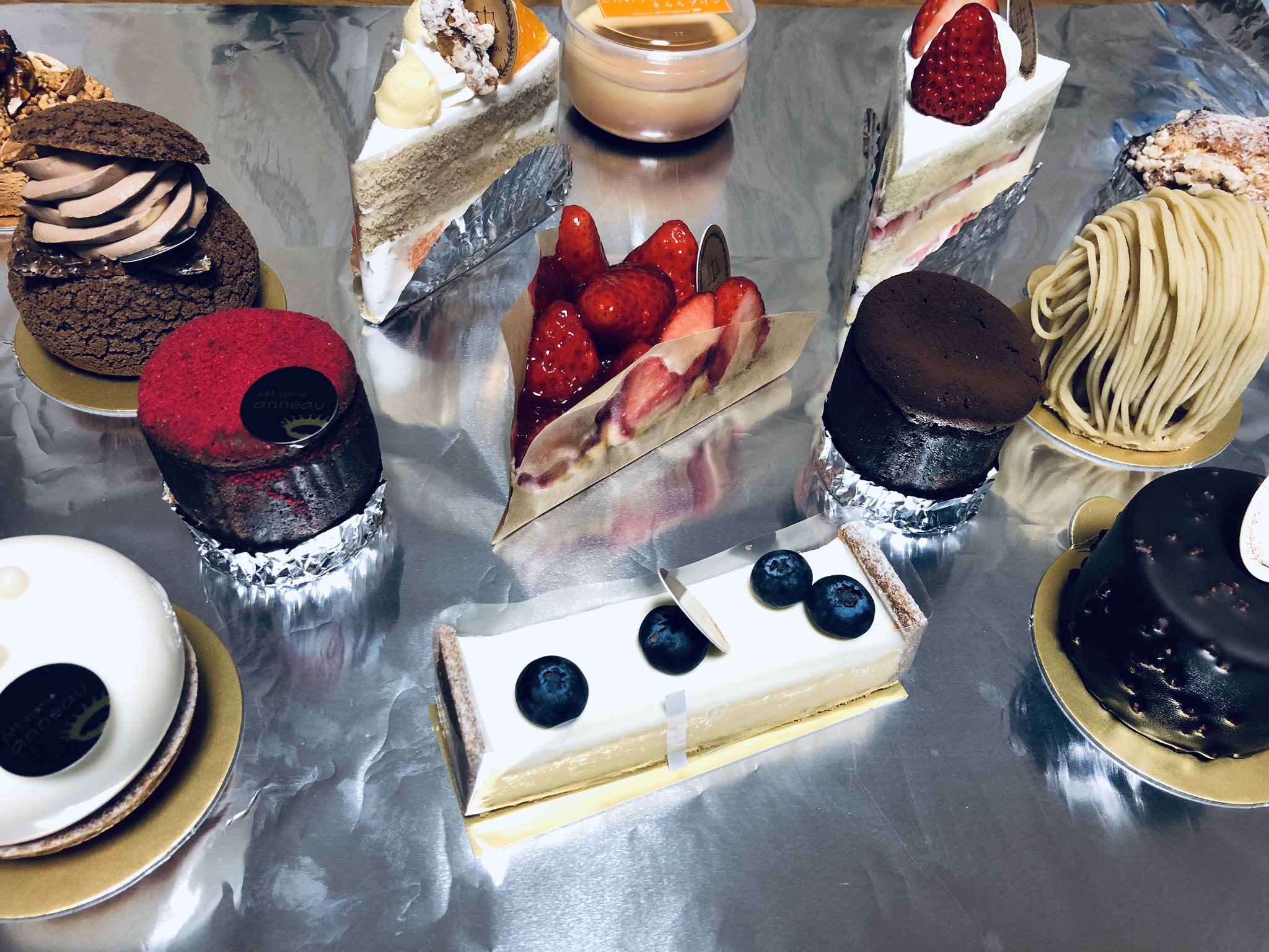 Kazuhiro Takahashi 三重県桑名市 パティスリーアノ 店内は4人までと入店制限をかけ 外待ち用に椅子を間隔をあけておくなどコロナ対策を行い頑張って極上のスイーツを提供されています 特にオーソドックスな苺のショートケーキは甘さを抑えたクリームと雲の