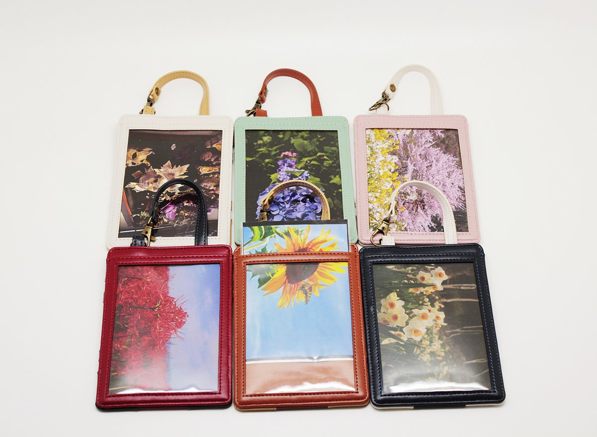 株式会社コアデ 新商品紹介 大人気トランク風シリーズに新しい商品が仲間入り かわいくおしゃれに推しを持ち歩ける トランク風デコフォトケース をご紹介 一見トランク風のパスケース でもひっくりかえすとl判ブロマイドにぴったりな 透明ポケットが