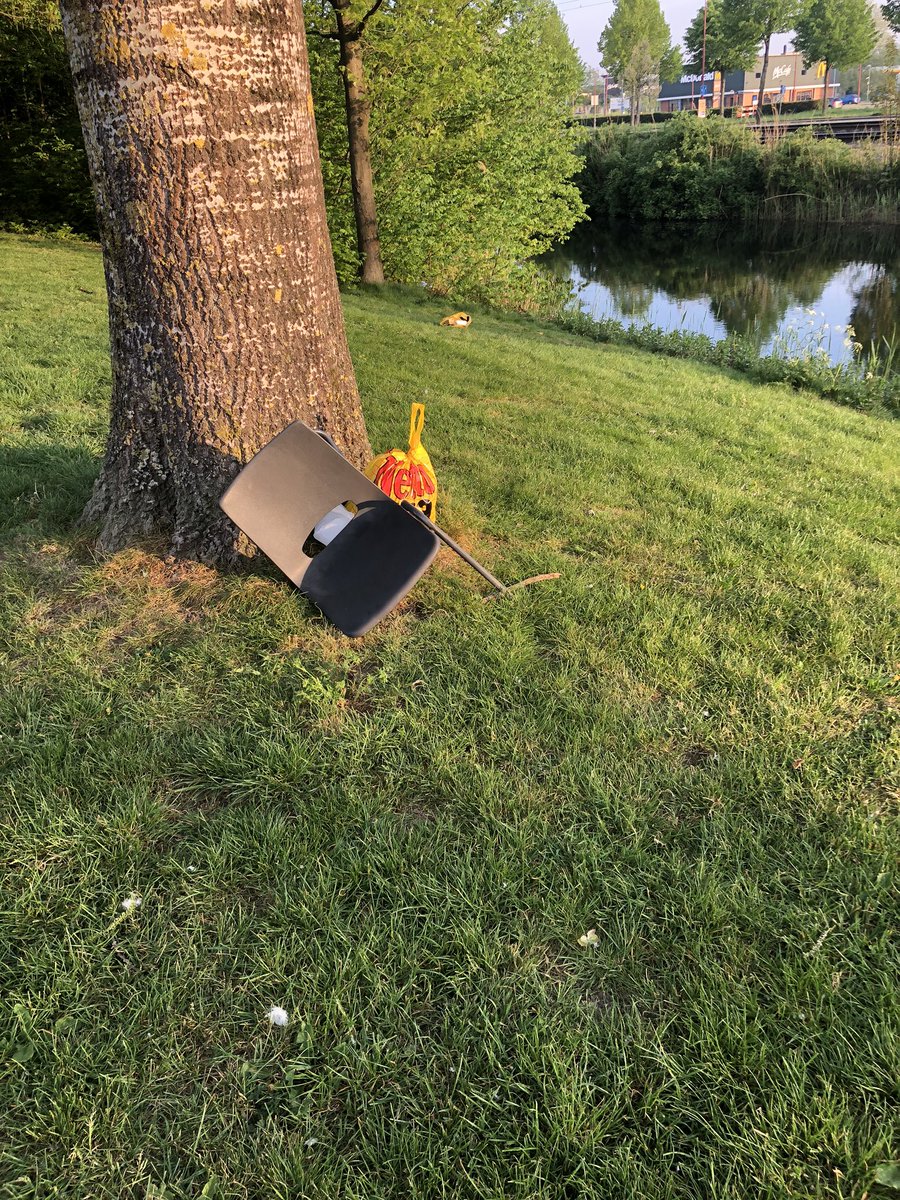 FRenswoude's tweet photo. @VeiligNgein karper vissers op occarinolaan in zuilenstein hebben gisteravond weer een mooie puinhoop achtergelaten https://t.co/2tBWTHQrzV