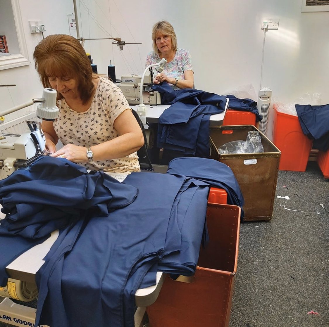 P r o u d 🇬🇧 A little behind the scenes at the wonderful factory where Didi + Bud Pyjamas are sewn. A little behind the scenes to show these wonderful ladies now sewing scrubs for the NHS instead of the usual children’s wear they make
Full story instagram.com/p/B_Vh5-EgH0g/…