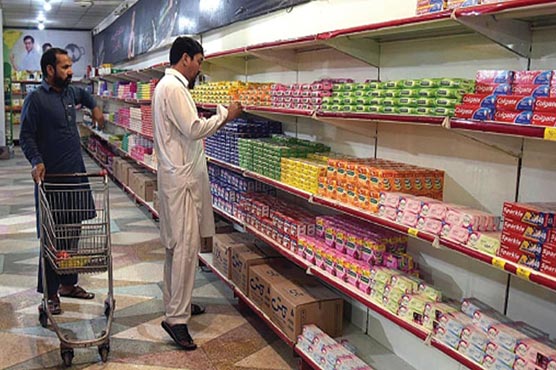 DunyaNews's tweet photo. Utility stores workers go on strike for indefinite time period https://t.co/f8RqwaJ0XT https://t.co/vs5k2uQLrQ