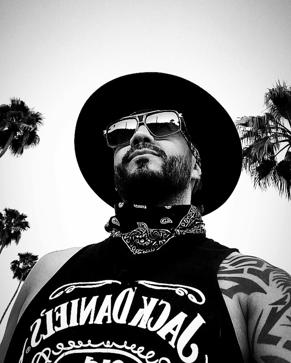 iamDallasKing's tweet photo. The future is BRIGHT AF. Especially When you choose to not wait for others to write your story.
TO BE CONTINUED...
🎬🎞🎥 #future @JackDaniels_US https://t.co/5mrbvxnRiN