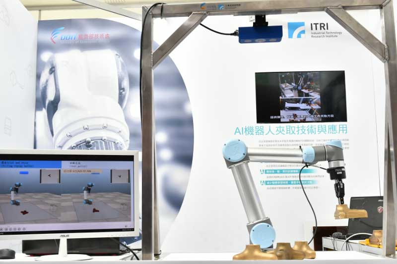 MTduo's tweet photo. Through the robot simulator, the self-learning software for robot arms developed by Taiwan's ITRI could spend just one night around 12 hours to adopt the new workpieces on the machine. #imtduo https://t.co/qpzkNbnLpt