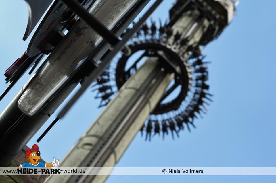 HeideParkWorld's tweet photo. 🎉HAPPY BIRTHDAY SCREAM 🎊
Heute vor 1️⃣7️⃣❗️Jahren eröffnete der #Freefalltower im #HeideParkResort! Wir wünschen allen Mutigen unter euch auch in Zukunft einen adrenalinreichen ⬇️ in die Tiefe.
Den kompletten Umbau findest du unter https://t.co/RAomB4DX7R
#heidepark https://t.co/m2yATv1NV2