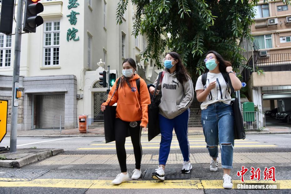 #HongKong's long-awaited university entrance exam began Friday morning amid tight measures against the transmission of #COVID19, though Chinese and English oral tests have been scrapped. More than 52,000 candidates are sitting the exams this year. bit.ly/2VSPU7d