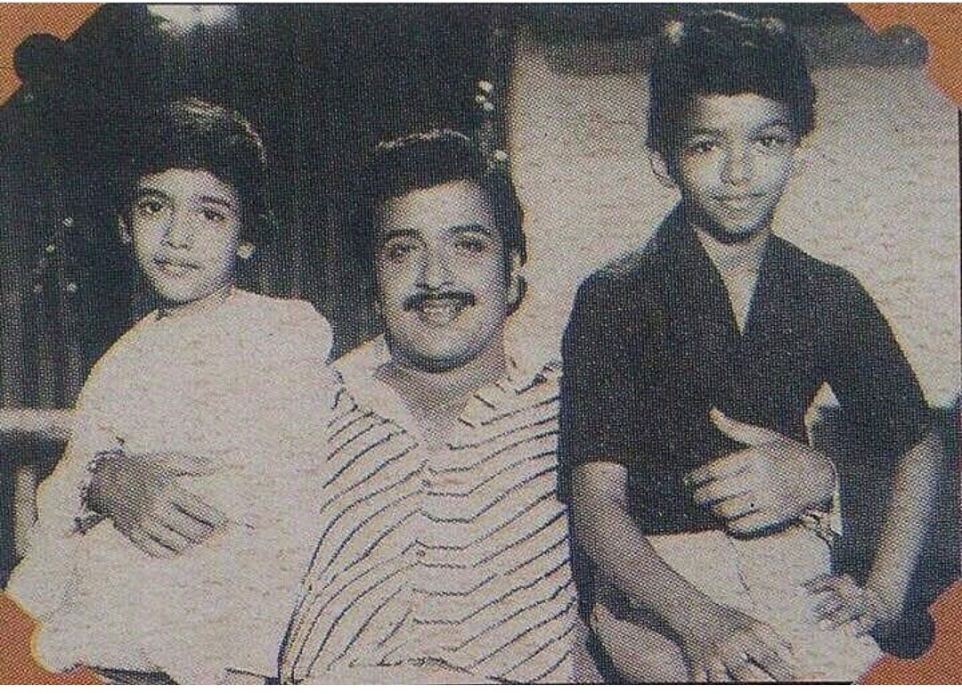 Filmnewsnetwork's tweet photo. #ThalapathyVijay Rare still with actor #Sivakumar ! GUESS THE ONE ON LEFT ?

#Thalapathy65 #MasterTrailer #lockdown #Kollywood #rarecollection https://t.co/I4GC11vXkr