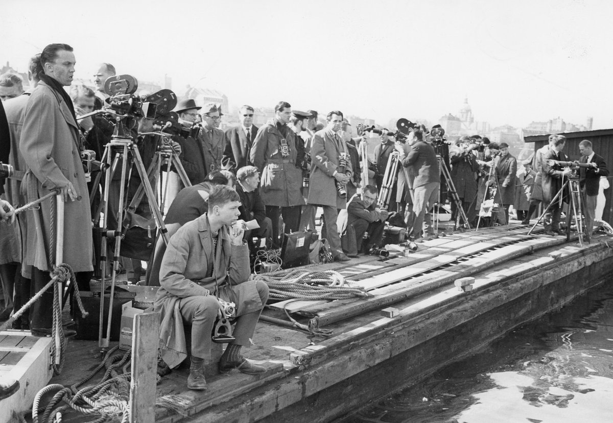 Historiskbild's tweet photo. Beckholmen 24/4 1961. Anders Franzén och filmfotografer väntar på att det gamla regalskeppet Vasa skall visa sig i vattenytan och bärgas, efter en 333 år lång törnrosasömn.
(c) Svenskt Fotoreportages samling / Historisk Bildbyrå

#dagensdatum #svhist #historiskbild https://t.co/XbKQpdw64z