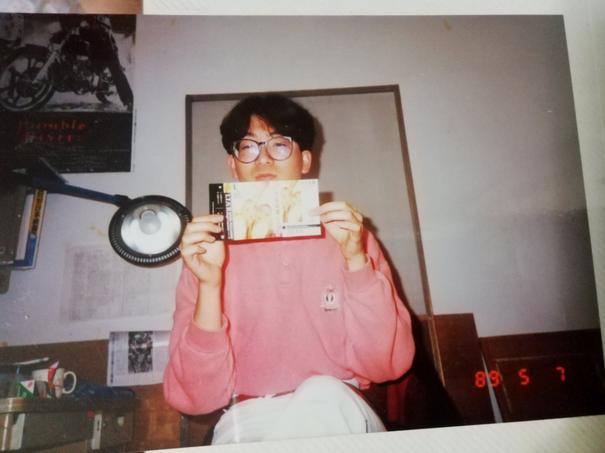 まりもちゃんものまね 断捨離中に見つけた古いアルバムシリーズ 平成元年31年前歳 髪フサフサ アラレちゃん眼鏡 服装が ダサい 発売したばかりの明菜ちゃん Liar のシングルカセット手にご満悦 の様です 31年前 歳 平成元年 中森明菜 Liar