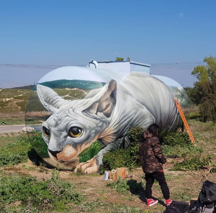 A 33 year old street artist paints a mind-bending illusion of a Sphynx Cat on an old Gas Tank...mind blowing paintings  A thread You are surprised 