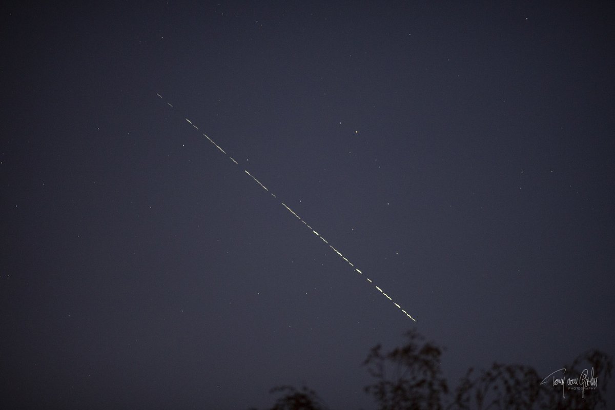 The #Starlink6 group of satellites passing in Genk Belgium thursday night in a clear sky. Canon 200mm f2, iso3200, f2 @ 1/5s #canon #3600genk photo©Tony van Galen