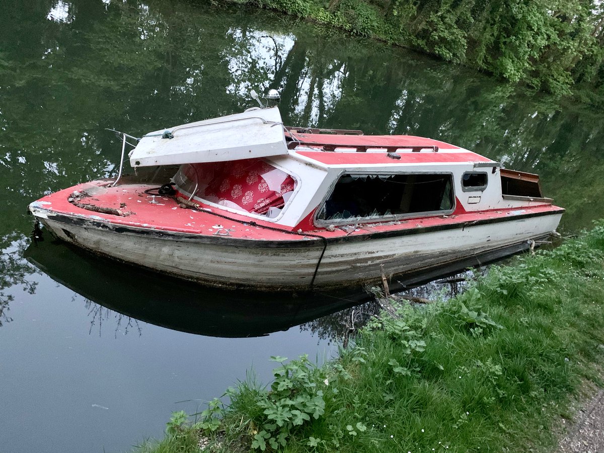 garstonfire's tweet photo. @garstonfire, @BlueWatchA09 & @HertsPolice attend reports of this boat in trouble by Lock 76 on the Grand Union Canal yesterday evening. All was well, as it has been in this state for a while. It has been reported to the Canal and River Trust.
#WaterAwareWeek #BoatSafety https://t.co/nJ9fvexzBr
