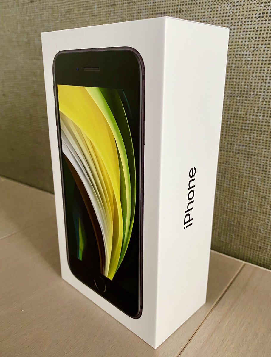 RzecznikOrange's tweet photo. Dzień dobry. Nowy #iPhoneSE w rękach rzecznika. Dziś ruszamy z regularną sprzedażą w @Orange_Polska. Moim zdaniem smartfon ma dużą szansę, żeby być hitem 👍😊 https://t.co/p7YCr3yRFX