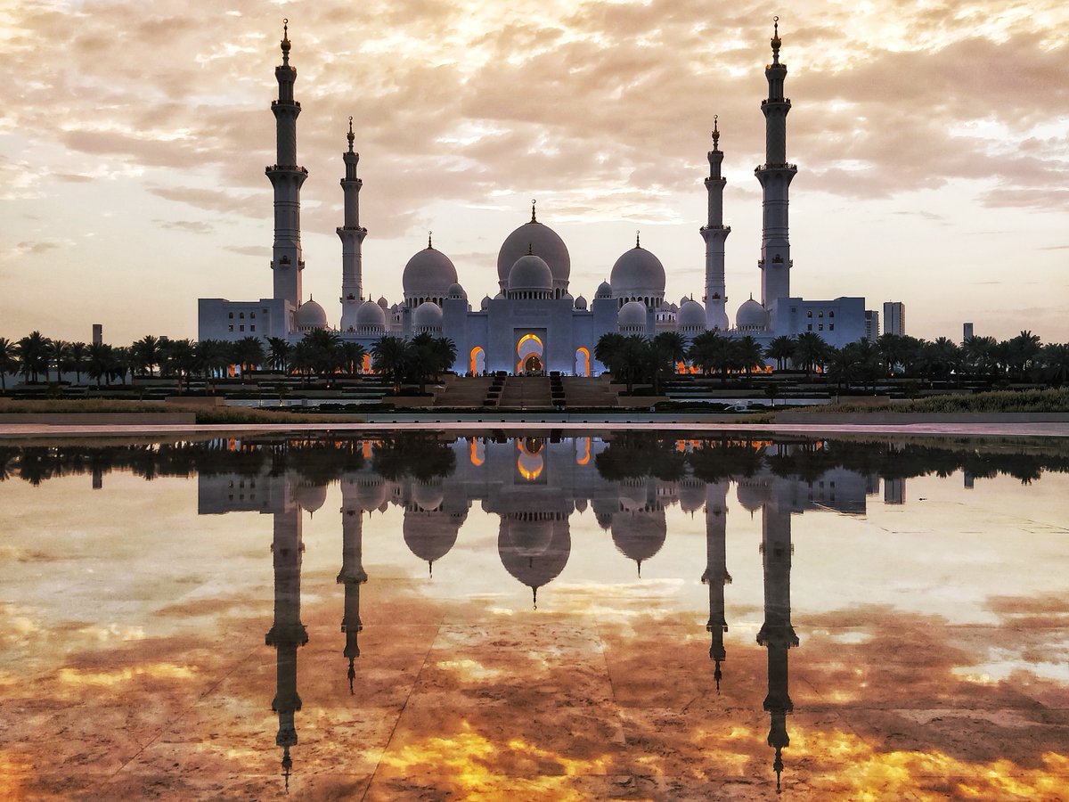 AdventuresDrea1's tweet photo. Majestic Reflections of Shaik Zayed Grand Mosque and fiery golden sky captured from the Oasis of Dignity, Abu Dhabi, UAE.❤️
#shaikhzayedmosque #dubai #jummahmubarak #jummah #beautifuldestinations #FridayFeeling #FridaysForFuture #FridayMotivation #Rodgers #Cowboys #CowboysNation https://t.co/I2yTyCGlv3