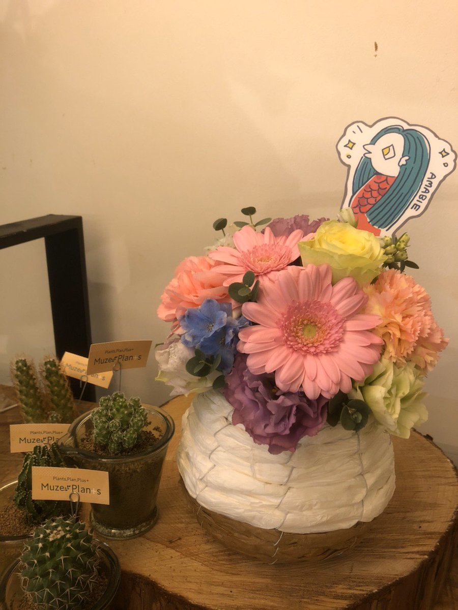 snowflower623's tweet photo. みんなでアマビエチャレンジ！

疫病を退散してくれるという「アマビエ」がアレンジメントにちょこんとおります。

@tsuboikaen からぜひ。

#拡散RT希望 

#tsuboikaen #坪井花苑　#おうち時間 #tkおうち時間 #アマビエ　 #アマビエチャレンジ #こんな時こそお花を飾ろう https://t.co/lkpWoF6qjY