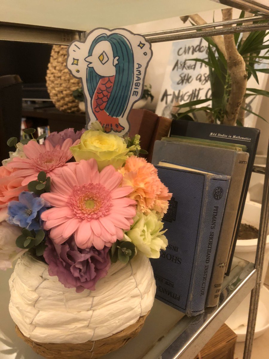 snowflower623's tweet photo. みんなでアマビエチャレンジ！

疫病を退散してくれるという「アマビエ」がアレンジメントにちょこんとおります。

@tsuboikaen からぜひ。

#拡散RT希望 

#tsuboikaen #坪井花苑　#おうち時間 #tkおうち時間 #アマビエ　 #アマビエチャレンジ #こんな時こそお花を飾ろう https://t.co/lkpWoF6qjY