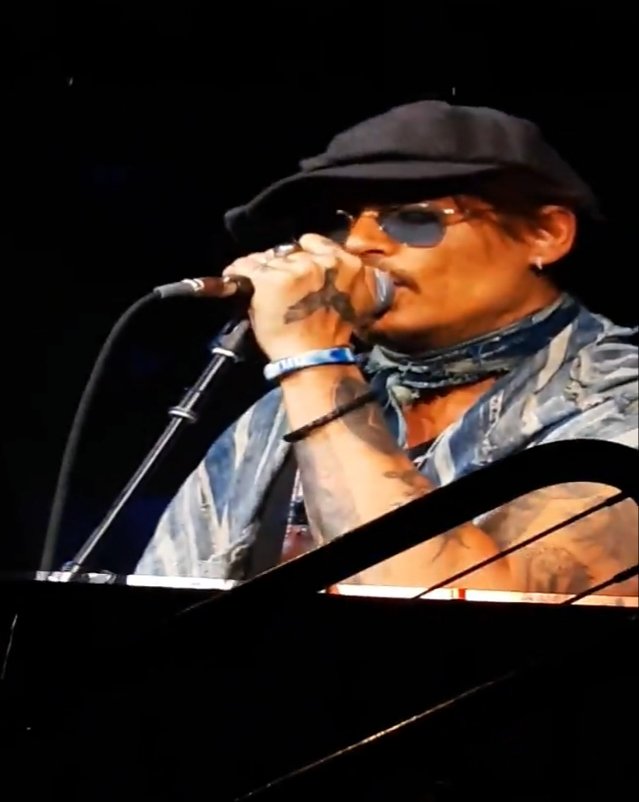 RaineDevries's tweet photo. History was made that night. The audience had no idea #JohnnyDepp was coming out to join Jeff Beck & the vibes were palpable as they realized it was you. #EricClapton #Crossroads #CGF19 #backstage #JeffBeck https://t.co/hs4PGewMgh