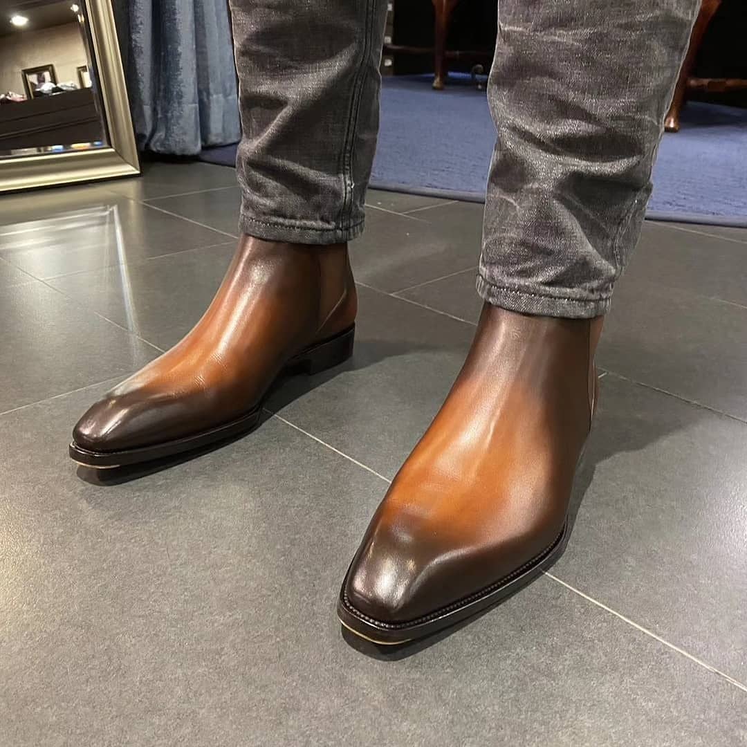 MTO “ Chelsea Boots” for men
Uppers:Italian calfleather
Linings:Italian calfleather
Sole:Italian calfleather
Construction:Fiddleback waist
#Bespokeshoes #handcraftedshoes #Chelseaboots #mensboots #patinashoes #luxurywear #handmadeshoes #mto
#fiddlebackwaist#shanghaihandmadeshoess