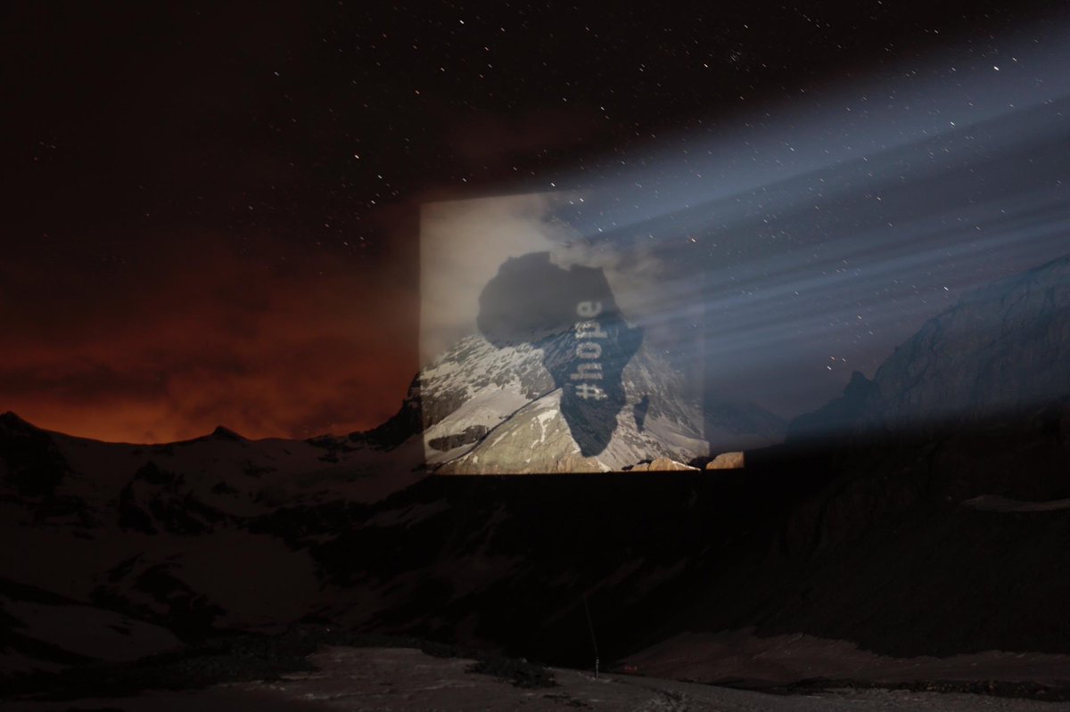 Switzerland_SA's tweet image. The iconic Matterhorn mountain shines in #solidarity with the people of South Africa🇿🇦. Message of #hope #strenght #courage #patience #resilience from the people of Switzerland🇨🇭#covid19 #LockdownSA #StayAtHomeSA 🙏 🇨🇭light artist and innovator #gerryhofstetter