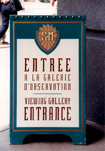 Mieux encore, la “voie stellaire” (actuelle entrée fastpass) permettait aux visiteurs d’observer l’attraction de la même façon sans s’engager dans la file d’attente, et de réaliser avec effroi que le serpentin vert fluo circulant à toute allure était en fait un train… 10/16