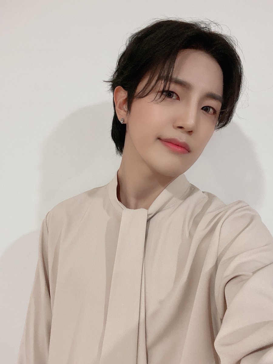 _lighteater's tweet photo. 장발 동훈의 마지막 무대 😂
여러분과 함께한 첫사랑 활동은 정말
행복했습니다!
첫사랑 못 보내 ㅠ 더 멋진 모습으로 돌아올게요 안뇽😎
#초이스 #에이스 #마지막 #첫사랑 
#CHOICE #ACE #Last #FirstLove https://t.co/zfdwNKZK9U