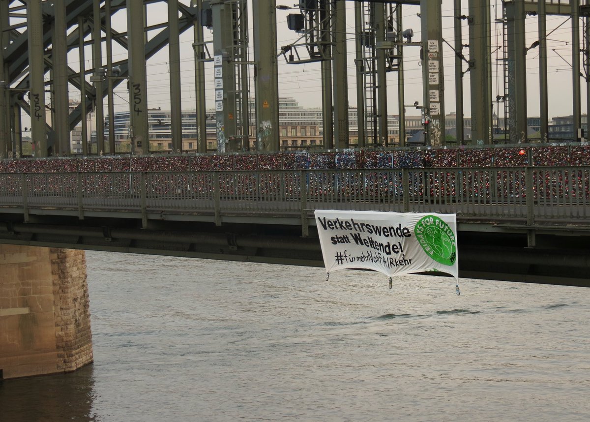 In den frühen Morgenstunden haben Aktivisti unsere Forderungen mit Bannerdrops sichtbar gemacht...
Es ist wichtig auf jede Krise angemessen zu reagieren!
#FightEveryCrisis

Deshalb streiken wir heute mit einem #NetzstreikFuersKlima