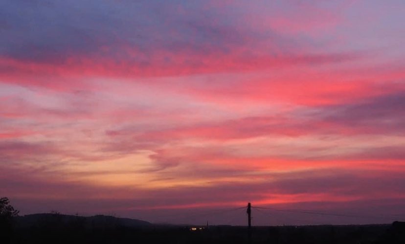 YsgolGlanClwyd's tweet photo. Diolch i @ArwelClwyd am y llun yma o’r awyr neithiwr o Llanelwy tuag at Bodelwyddan. #dawetohaularfryn #iechydsynbwysig #methuchi The Sky last night from St Asaph towards Bodelwyddan #healthandwellness #wellmeetagain #stasaph #skyatnight 🌈🌈 https://t.co/NRdB6jqOLa