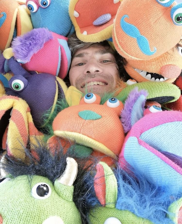 ClareHelenWelsh's tweet image. Today on the #DotandDuck tour you can watch @EntertaininglyD perform #HowRude ! As you can imagine, Duck is delighted about being immortalised in puppet form @PuppetsByPost Its live at 11am on Rob’s Facebook page @QuartoKids #OliverTallec #freebookresources @carylhart1 #storytime