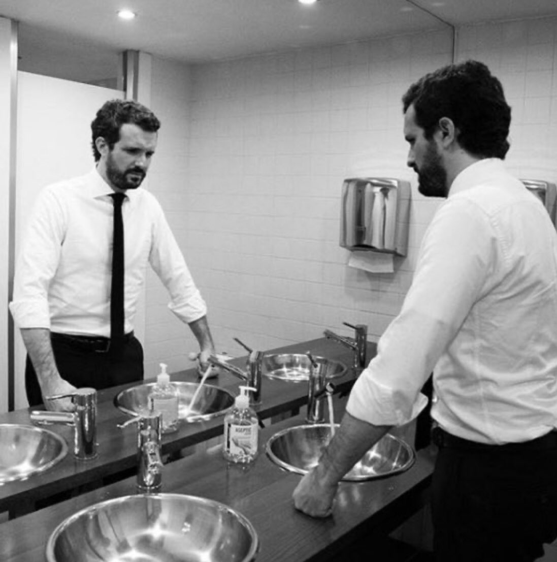 antonlosada's tweet image. Me cago en la puta, no hay papel.. Mira que les dije que compraran, puto gobierno...