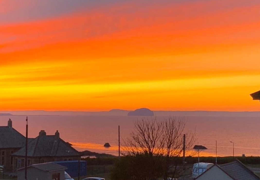 BoogsTweets's tweet image. Check out this pic of last night's sunset taken in Dunbar.

No filter.  Amazing.

Pic:  Duncan Armstrong