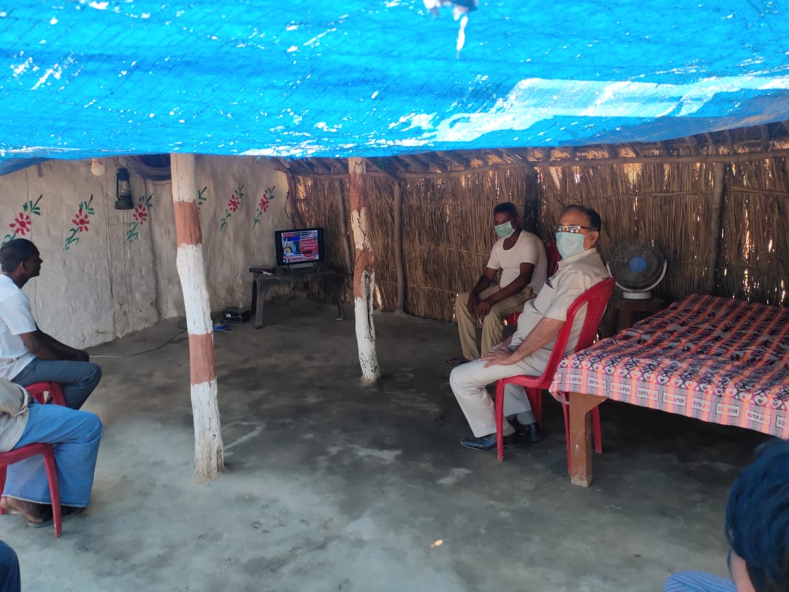 राष्ट्रीय पंचायती राज दिवस के अवसर पर ग्राम पंचायत नारीपुर मेहनाजपुर, जलालपुर में माननीय प्रधानमंत्री जी के संबोधन कार्यक्रम प्रसारण के दौरान निरीक्षण करते हुए सहायक विकास अधिकारी(पं.) जलालपुर...