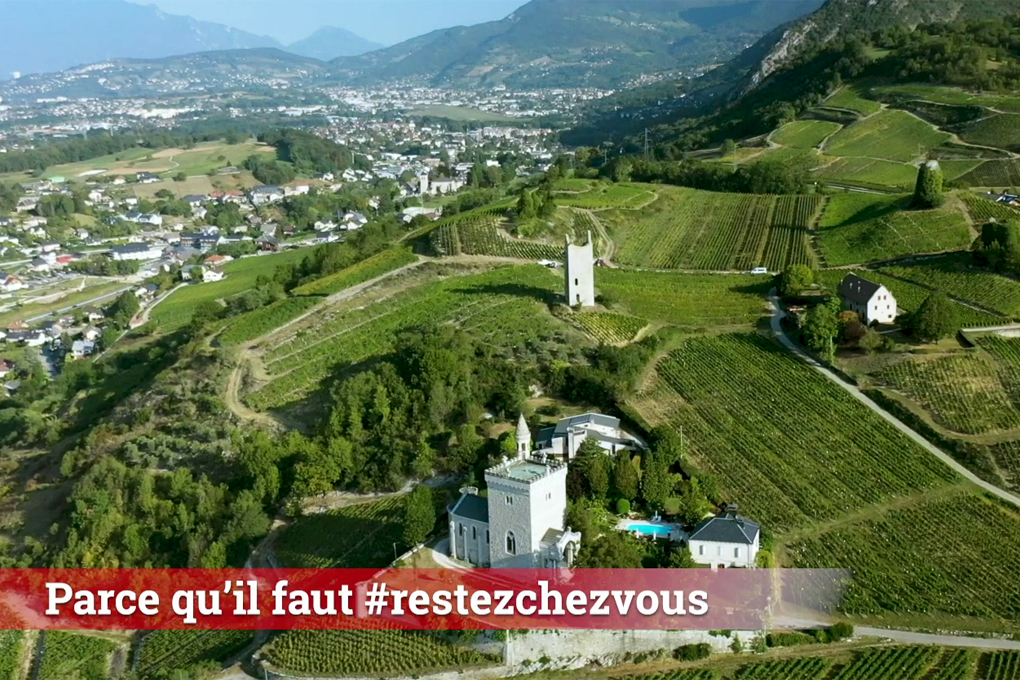 SavoieDepart's tweet photo. Parce qu’il faut #restezchezvous, le Département vous ouvre sa vidéothèque. Aujourd’hui, sortie aérienne sur les vignobles de Chignin @auvergnerhalpes @Prefet73 @SavoieMontBlanc https://t.co/KVSMdJIqGt https://t.co/qDNPBJjrwB
