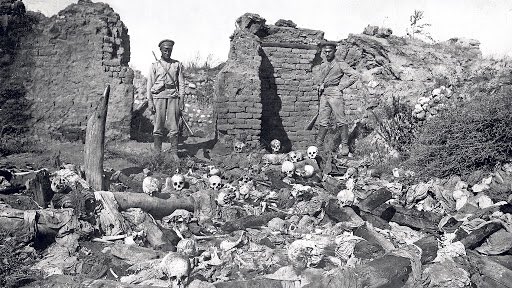 Seyfo 1915. Ett folkmord vars mål var att religiöst & etniskt utrota de kristna armenier, assyrier och greker i Turkiet av ungturkarna & kurdiska klaner. Ett folkmord som inspirerade Adolf Hitler till Förintelsen. Än idag lever Turkiet i förnekelse och vägrar erkänna folkmordet.