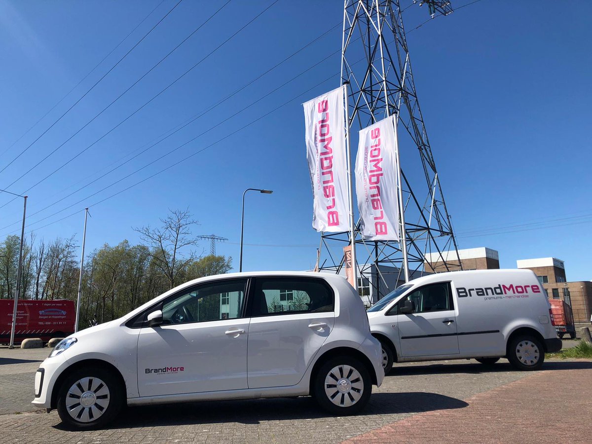 Nieuwe auto's, nieuwe belettering! We blijven ondernemen ook in deze taaie tijd. #StaySafe