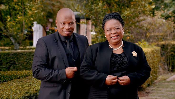 So I keep quiet - that time ng& #39;yam examiner uBeste bomba. I see gore entlek hier kom kak. Same time I tell him to not phaphela me, because I already bought that shit, he must be useful and go buy dash - and for tax ya go n& #39;tella - he better bring that bottle of gin.