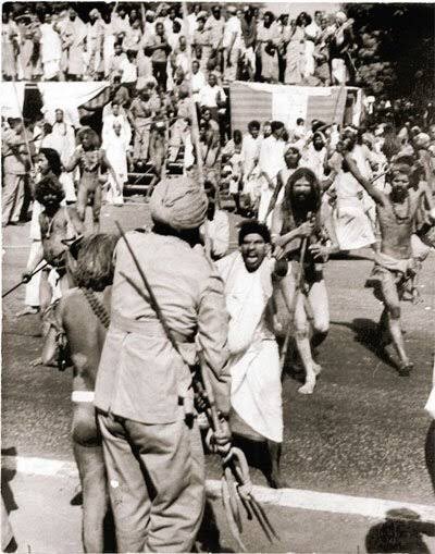 हताश हो कर, 7 नवंबर, 1966 को, जिसे गोपाष्टमी दिवस के भी नाम से जाना जाता है और हिंदू कैलेंडर के अनुसार गाय की पूजा करने के लिए सबसे पवित्र दिन माना जाता है, हिंदू संतों और गौ रक्षकों की भारी भीड़ ने गोहत्या पर प्रतिबंध लगाने की मांग के लिए संसद के सामने धरना दिया।