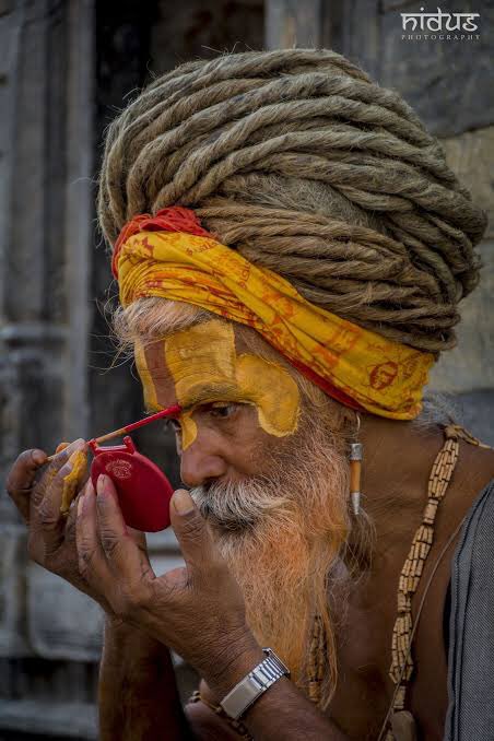 ”बड़ी त्रासदी हो गई थी और सरकार के लिए इसे दबाना जरूरी था। ट्रक बुलाकर मृत, घायल, जिंदा-सभी को उसमें ठूंसा जाने लगा। जिन घायलों के बचने की संभावना थी, उनकी भी ट्रक में लाशों के नीचे दबकर मौत हो गई। हमें आखिरी समय तक पता ही नहीं चला कि सरकार ने उन लाशों को कहां ले जाकर फूंक