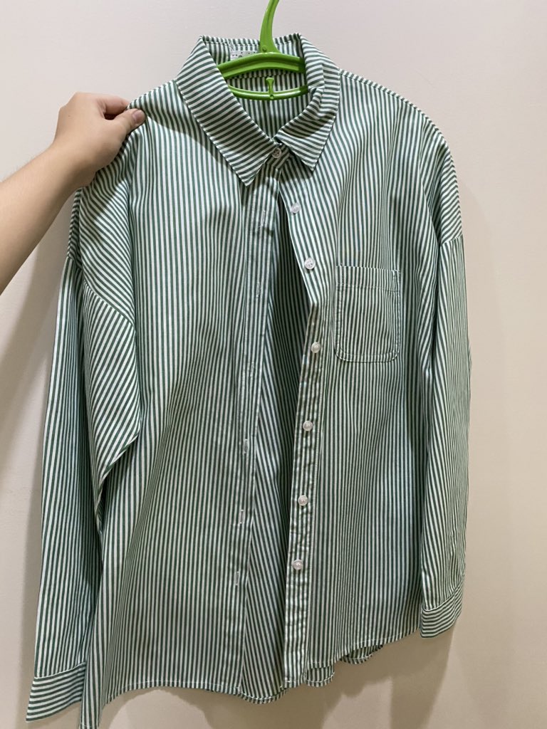 secondhandclot9's tweet photo. ขายเสื้อเชิ้ตสีเขียวค่า ตั��นี้ใส่ถ่ายรูปน่ารักมากๆค่ะ ซื้อมาจากแพลตตินัม 390 ขาย 250ส่งฟรีไปเลยย สีเฟดนิดนึงค่ะทีกมาขอดูก่อนได้🤟🏻  #เสื้อผ้ามือสองสภาพดี #เสื้อผ้ามือ2 #เสื้อผ้ามือสองราคาถูก #โล๊ะตู้ #เสื้อผ้ามือสอง #เสื้อยืดมือ2 https://t.co/LPq631kHgK