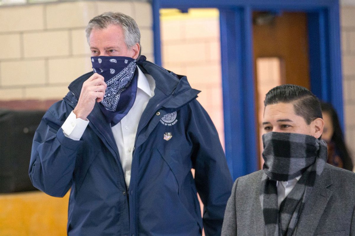 CDEheritage's tweet image. 🇫🇷 Le maire de New-York @BilldeBlasio nous montre comment transformer un bandana en un masque de protection stylé 😷👍
🇬🇧New-York city major Bill de Blasio showing us how to turn a bandana into a stylish safety mask 😷👍

#NewYork #SafetyMask #MasqueProtection #Bandana #Style